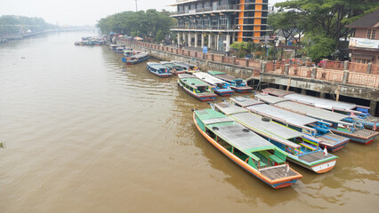 Fototapeta na wymiar Banjarmasin's Siring river area which is filled with rental engine boats used for Banjarmasin river tourism