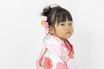 七五三の着物を着て振り向く女の子（3歳、日本人）