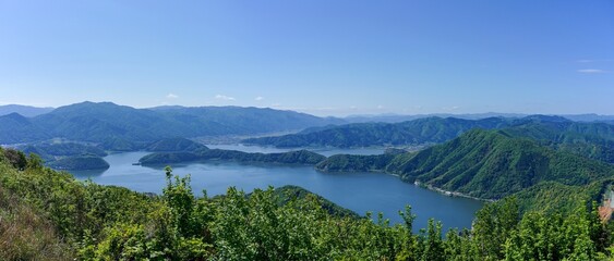 Fototapeta na wymiar 展望台から見下ろす三方五湖のパノラマ情景