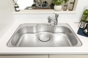 キッチンの大型シンクと水栓金具