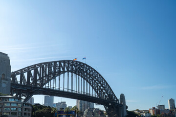View of sydney harbor bridge with blue sky 
シドニーハーバーブリッジと青空の眺め