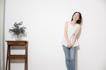 部屋で立つ女性　リラックス