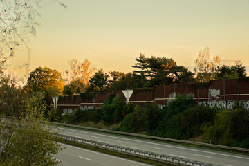 Lärmschutzwand in am Abend 