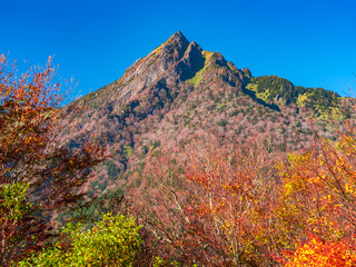 Fototapeta premium 山が紅葉してきた秋の風景 愛媛県 石鎚山 
