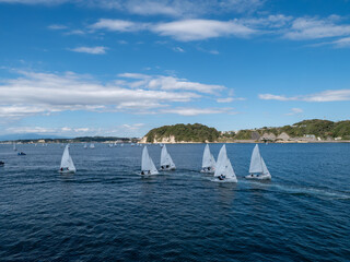 海岸の風景、ヨットのセーリングの練習