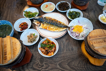 한국의 맛있는 음식인 전복 돌솥밥 한상차림 입니다.