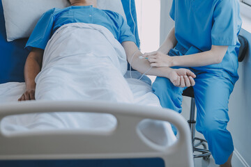 Obraz premium Injured patient showing doctor broken wrist and arm with bandage in hospital office or emergency room. Sprain, stress fracture or repetitive strain injury in hand. Nurse helping customer. First aid.