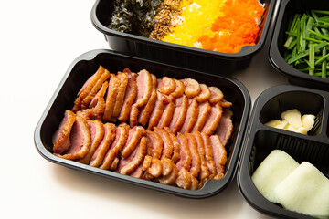 Roast duck meat and vegetables, delivery packaged food