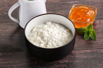 Grain curd with cream and jam