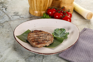 Grilled tuna medallion in the plate