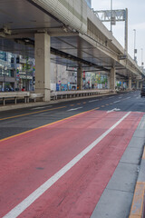 東京六本木4丁目の六本木通りと首都高