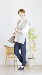 女性春服のファッションコーディネート全身（縦向き）