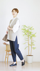 女性春服のファッションコーディネート全身（縦向き）