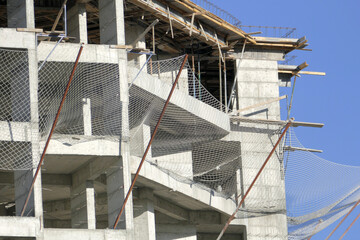 Building construction with a safety net,