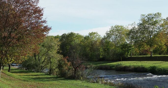  Wiese (Fluss). Flie&szlig;t von seiner Quelle am Felberg dem Wiesental entlang, durchquert den Bezirk L&ouml;rrach, die Schweizer Grenze, Riehen, Klein-Basel, bevor er in den Rhein m&uuml;ndet