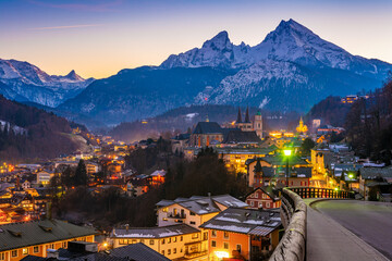Berchtesgaden mit Watzmann am Abend im Winter - 672102215