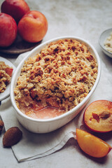 crumble fait maison croustillant aux prunes et amandes