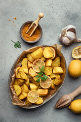 pommes de terre rôties au four avec du citron, persil, ail, épices tandoori et citron