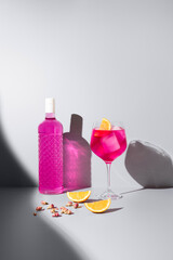 Refrescante gin tónica rosa decorado con naranja