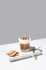 Café vienés con crema batida y canela sobre mármol