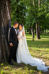 Naklejka premium happy bride and groom posing on their wedding day