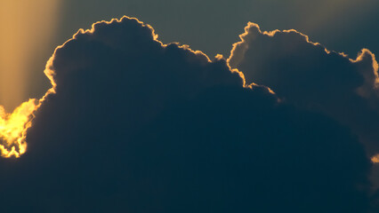 Vue rapprochée de sommets de cumulonimbus, illuminés par le soleil couchant, juste derrière