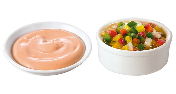 pote de molho ros&eacute; e pote com salada de vinagrete isolado em fundo transparente
