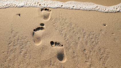 Footsteps or footprints in the sand, desert, beach - obrazy, fototapety, plakaty