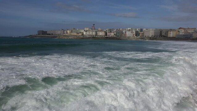 A Coru&ntilde;a de cara al mar y olas grandes llegando a la playa de Orz&aacute;n 