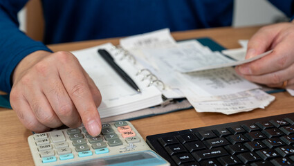 영수증을 정리하는 남성, 세금, 연말정산 컨셉