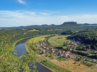 Luftaufnahme der Stadt Rathen an der Elbe in der Sächsischen Schweiz, Deutschland - 672187604