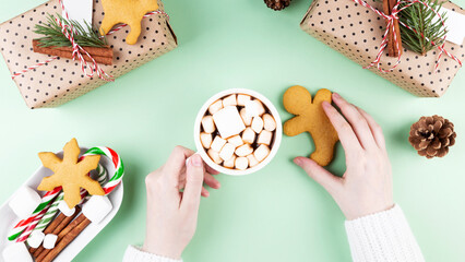 Obraz premium Christmas gingerbread cookies and cocoa with marshmallows. Top view, flatlay