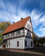 Fachwerkhaus mit ziehenden Wolken