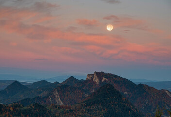 Zachód księżyca nad Trzema koronami z Wysokiego Wierchu , Pieniny  © Elżbieta Kaps