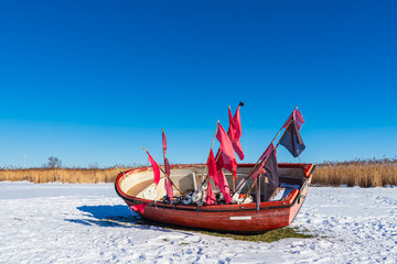 Fischerboot im Hafen von Althagen am Bodden auf dem Fischland-Darß im Winter