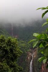 Obraz na płótnie Canvas Tropischer Wasserfall