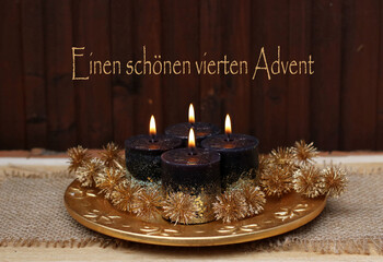 Stimmungsvolle Dekoration zum vierten Advent mit dem Text einen schönen vierten Advent.