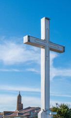 La croix blanche du mont Saint-Clair et au fond, Notre-dame-de-la-Salette, à Sète, dans...