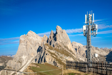 Mobilfunkmast auf der Seceda vor den Geislerspitzen, Gröden, Südtirol