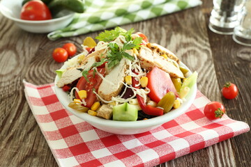 Healthy salad with roasted chicken, pepper, tomato and cheese 