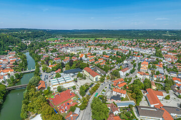Fototapeta na wymiar Die Stadt Wolfratshausen im bayerischen Oberland von oben