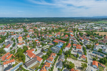 Blick über Wolfratshausen ins bayerische Oberland südlich der Stadt