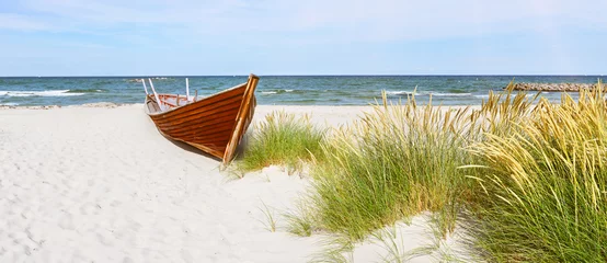 Rolgordijnen Sandy beach with dunes on the Baltic Sea with old wooden boat - Baltic Sea coast © ExQuisine