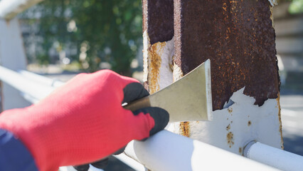 鉄部のサビを皮スキで剥がす