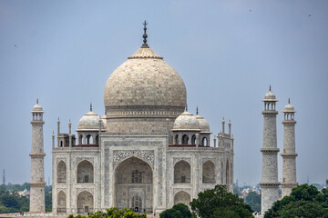 Obraz premium View of the imposing Taj Mahal in Agra, India, with its wonderful architecture on a cloudy day