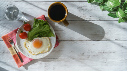 目玉焼きと野菜のプレートと珈琲・モーニングコーヒーのイメージ