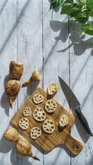 スライスしたレンコン｜陽のあたる白い木目テーブル