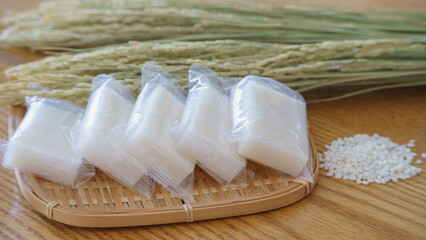 パックに入った日本の切り餅イメージ・切り餅と餅米と稲穂