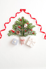 クリスマスツリーとプレゼントボックス　白背景　リボンフレーム