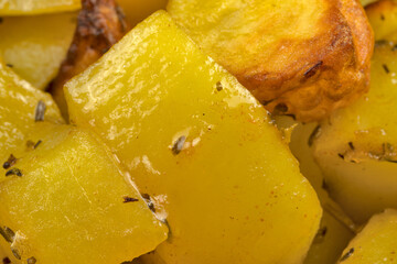 pommes de terre rissolées, en gros plan, dans un plat